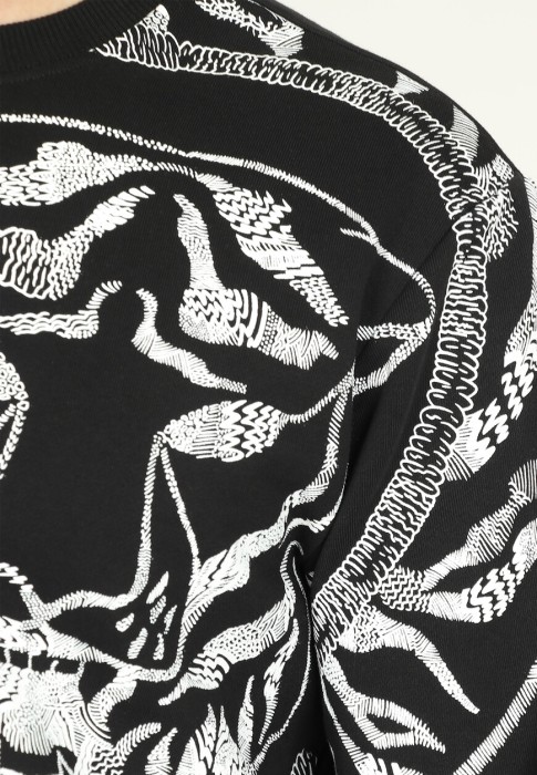 Товар черного цвета с внутренней стороны