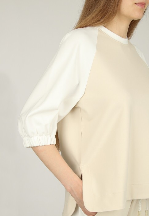 Товар бежевого цвета с внутренней стороны