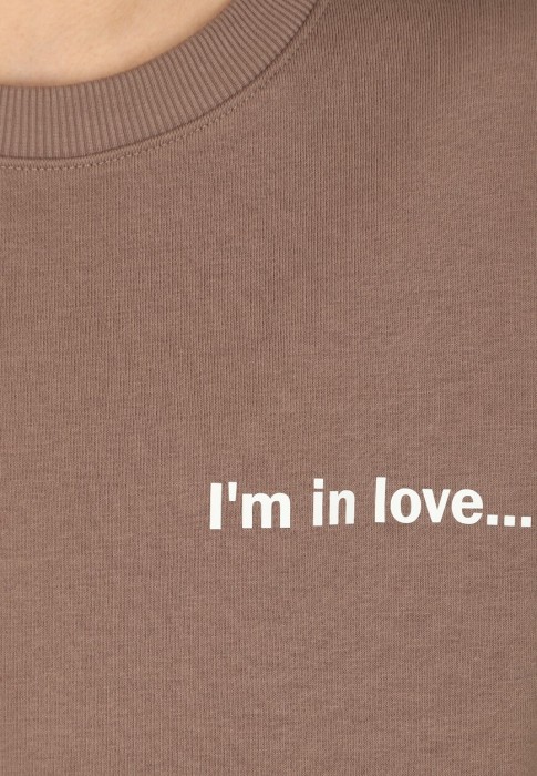 Товар коричневого цвета с внутренней стороны