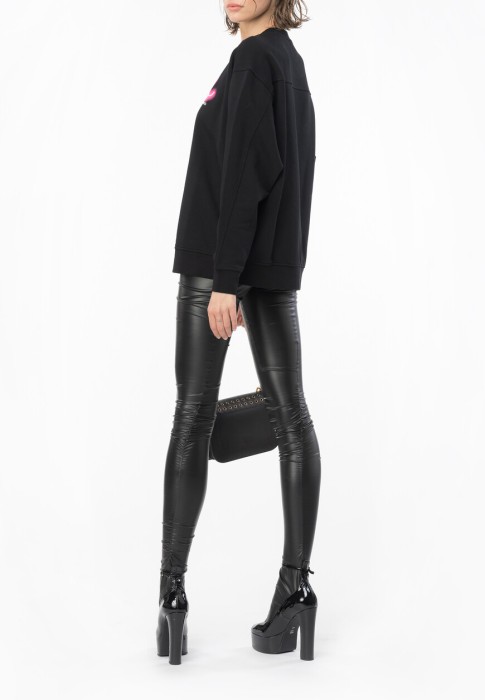 Товар черного цвета с внутренней стороны