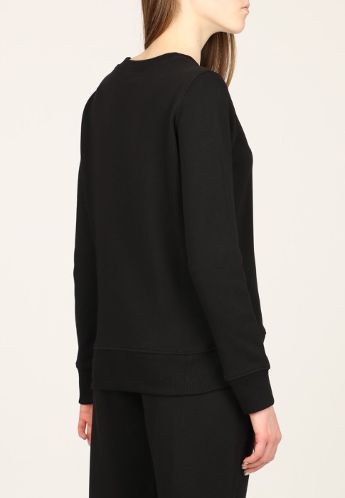 Товар черного цвета с внутренней стороны