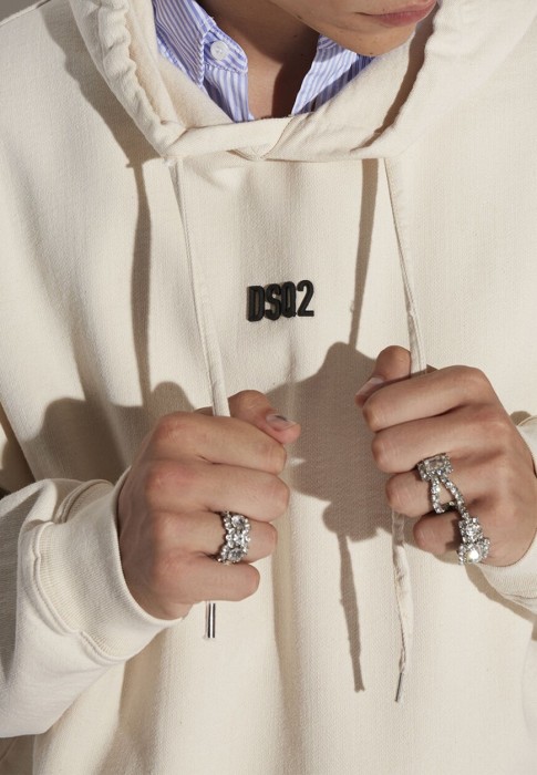 Товар белого цвета с внутренней стороны