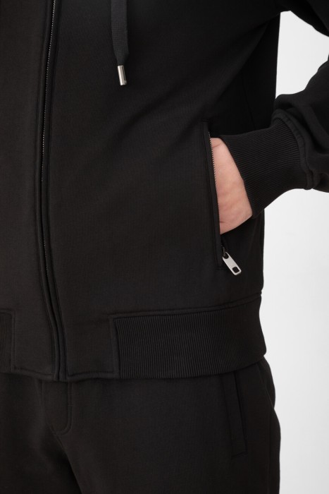 Товар черного цвета с внутренней стороны