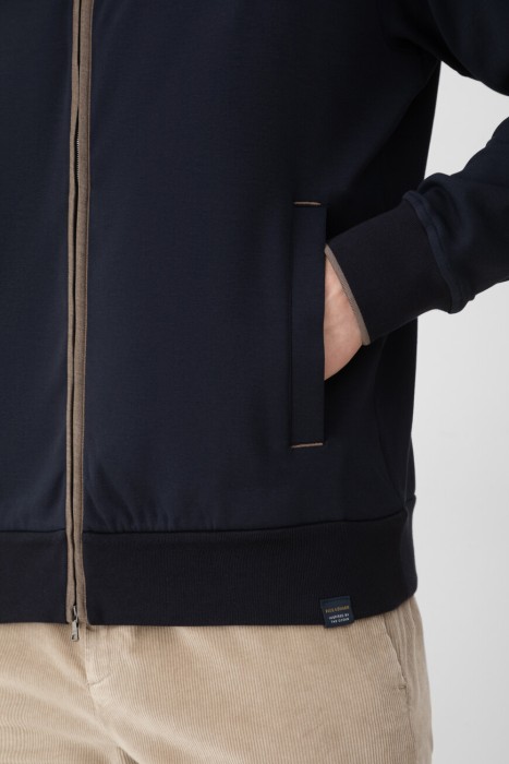 Товар синего цвета с внутренней стороны