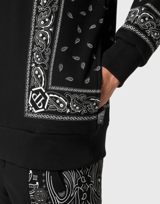 Товар черного цвета с внутренней стороны