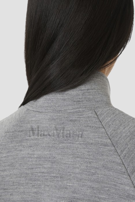 Товар серого цвета с внутренней стороны