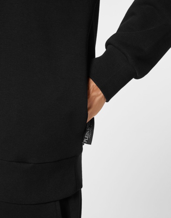 Товар черного цвета с внутренней стороны