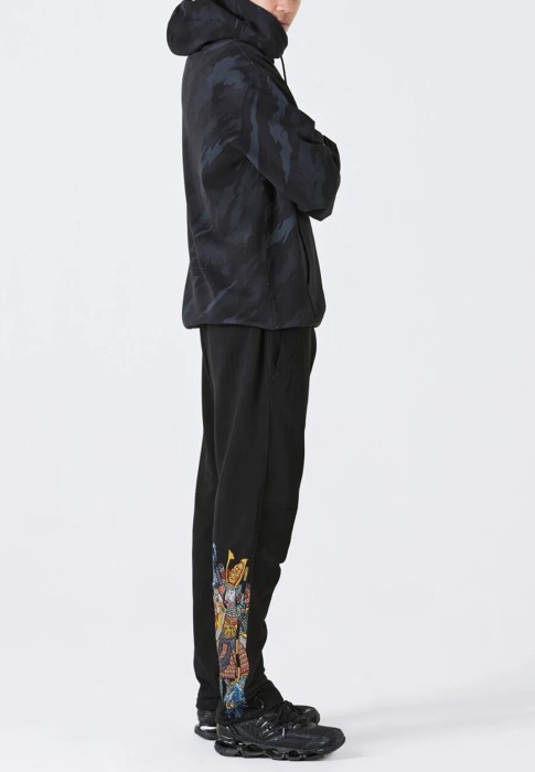 Товар черного цвета с внутренней стороны