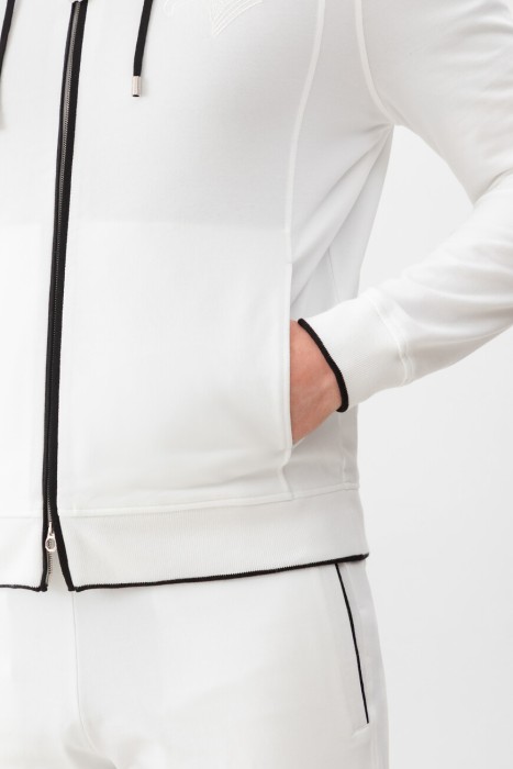 Товар белого цвета с внутренней стороны