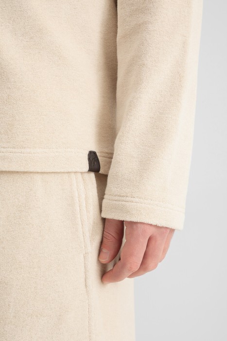 Товар бежевого цвета с внутренней стороны