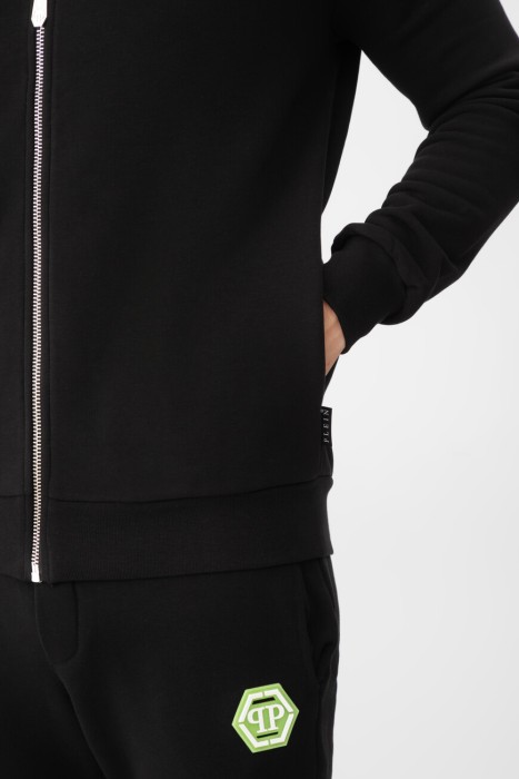 Товар черного цвета с внутренней стороны