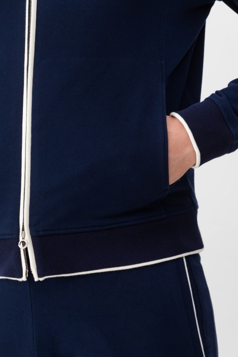 Товар синего цвета с внутренней стороны