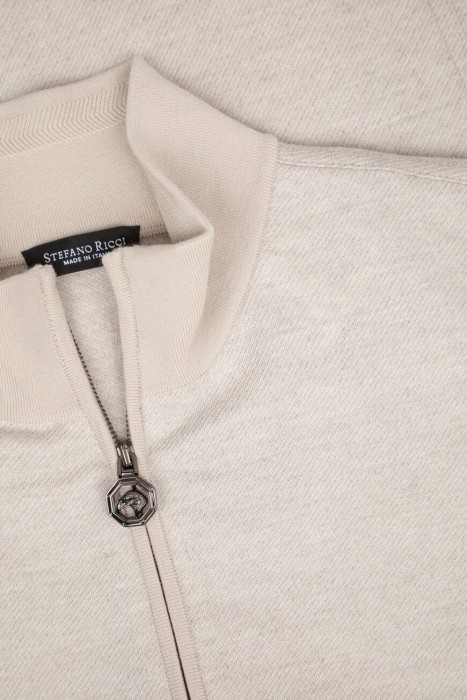 Товар бежевого цвета с внутренней стороны