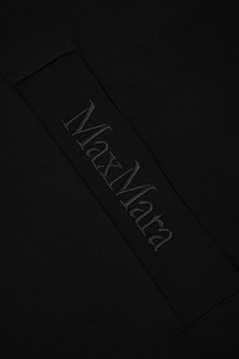 толстовка  спортивного стиля с лицевой стороны