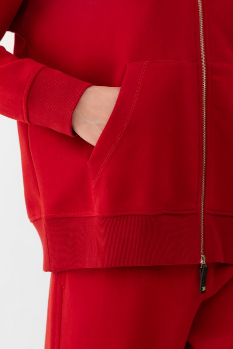 Товар красного цвета с внутренней стороны