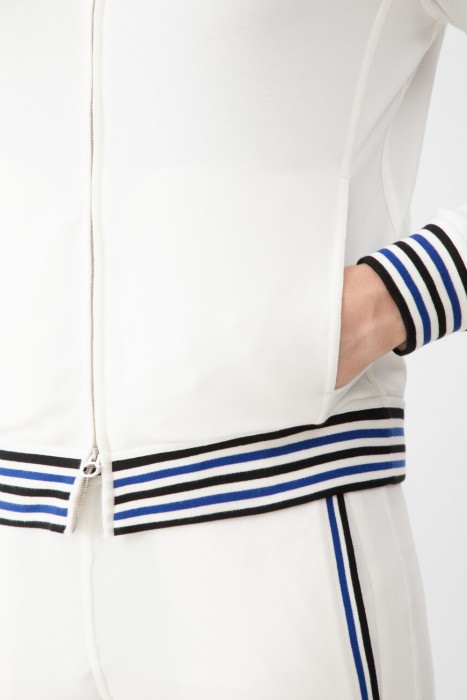 Товар белого цвета с внутренней стороны