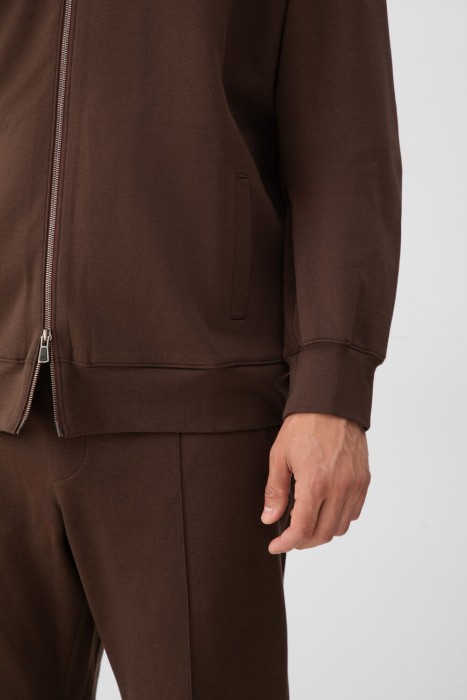 Товар коричневого цвета с внутренней стороны