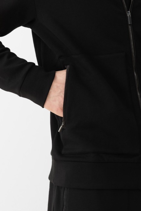 Товар черного цвета с внутренней стороны