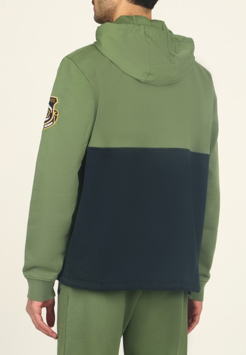 Товар зеленого цвета с внутренней стороны