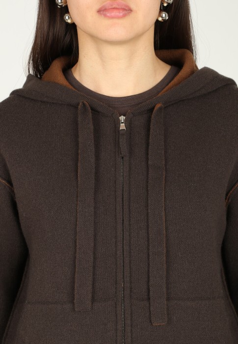 Товар коричневого цвета с внутренней стороны