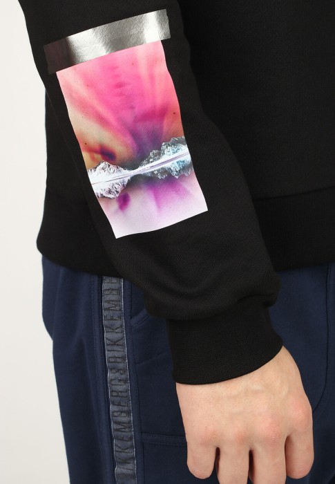 Товар черного цвета с внутренней стороны