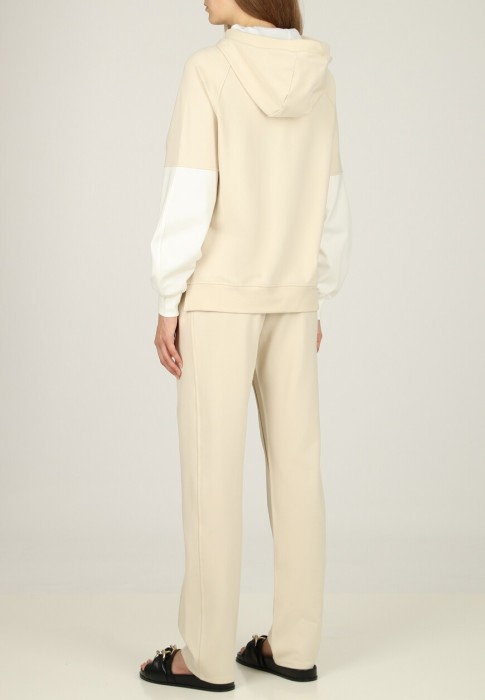 Товар бежевого цвета с внутренней стороны