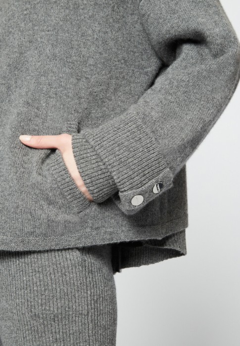 Товар серого цвета с внутренней стороны