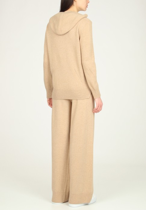 Товар коричневого цвета с внутренней стороны