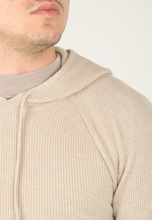 Товар бежевого цвета с внутренней стороны