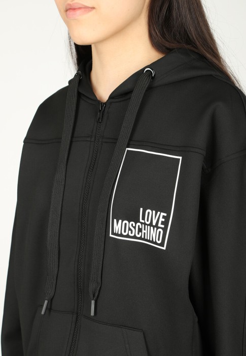 Товар черного цвета с внутренней стороны