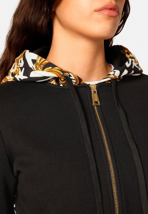 Товар черного цвета с внутренней стороны