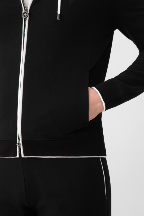 Товар черного цвета с внутренней стороны