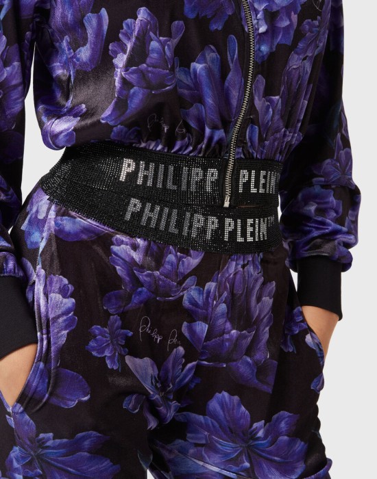 Товар черного цвета с внутренней стороны