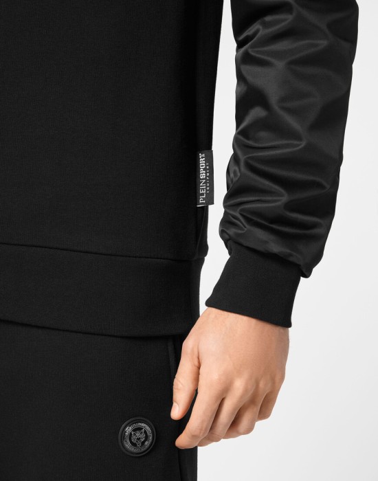 Товар черного цвета с внутренней стороны