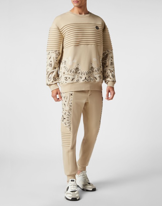 Товар бежевого цвета с внутренней стороны