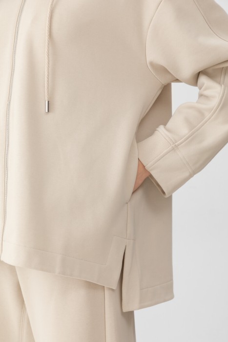 Товар бежевого цвета с внутренней стороны