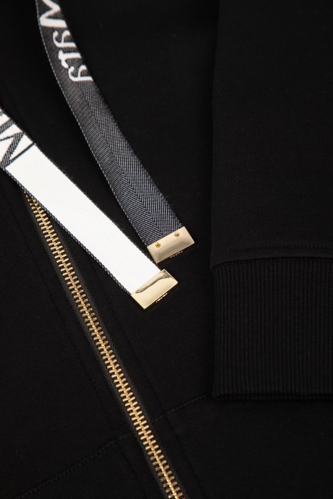 толстовка  спортивного стиля с лицевой стороны