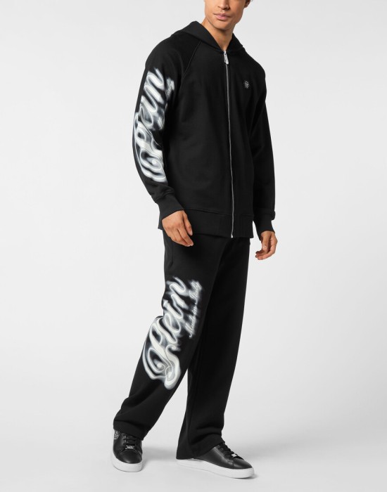 Товар черного цвета с внутренней стороны