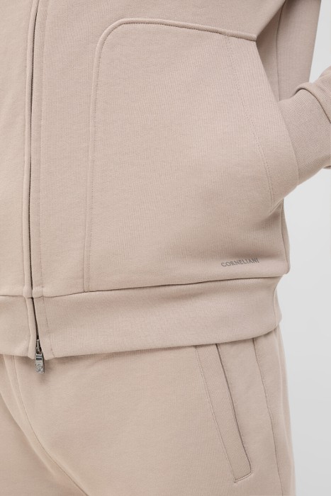 Товар бежевого цвета с внутренней стороны