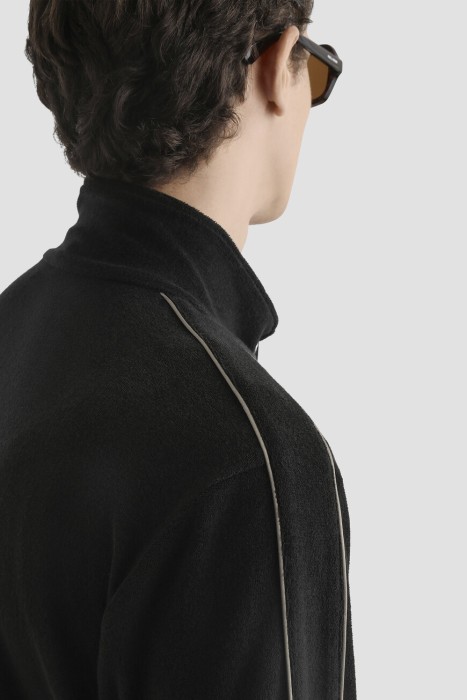 Товар черного цвета с внутренней стороны