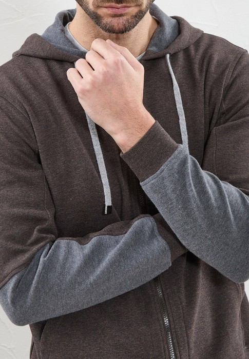 Товар коричневого цвета с внутренней стороны