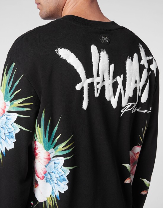 Товар черного цвета с внутренней стороны