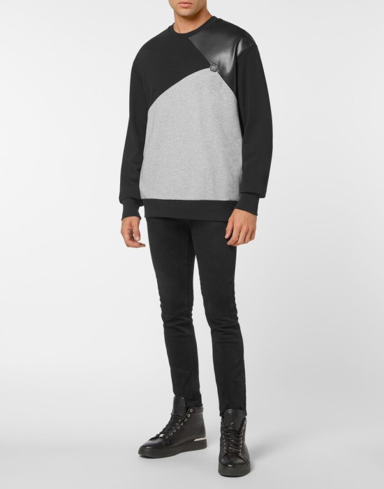 Товар черного цвета с внутренней стороны