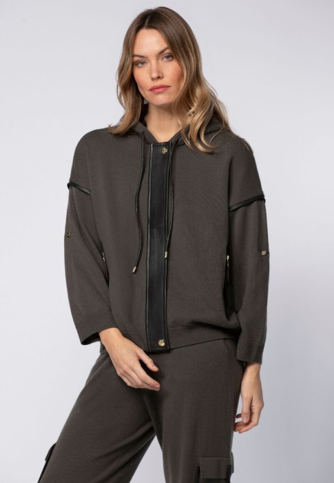 Товар серого цвета с внутренней стороны