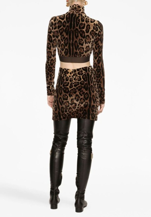 Товар коричневого цвета с внутренней стороны