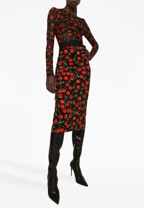 Товар красного цвета с внутренней стороны