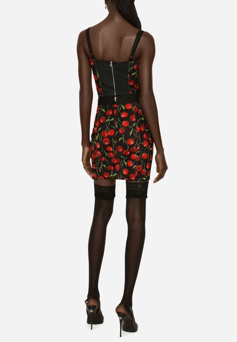 Товар черного цвета с внутренней стороны