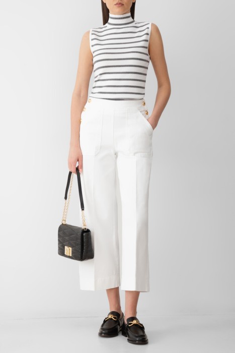 Товар белого цвета с внутренней стороны