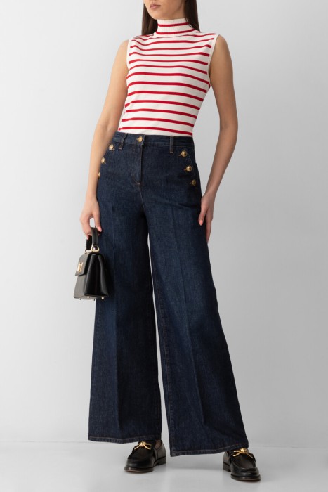 Товар белого цвета с внутренней стороны