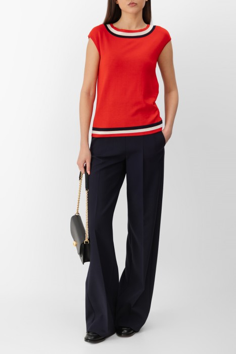 Товар красного цвета с внутренней стороны